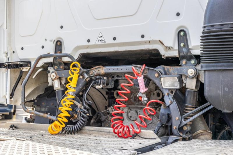 Xe đầu kéo Mercedes ACTROS 1945 (1845) LS: hình 9 Xe đầu kéo Mercedes ACTROS 1945 (1845) LS: hình 9