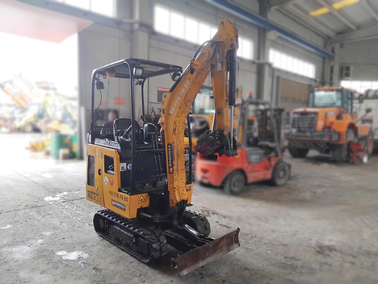 JCB 15C - Máy xúc mini: hình 4 JCB 15C - Máy xúc mini: hình 4