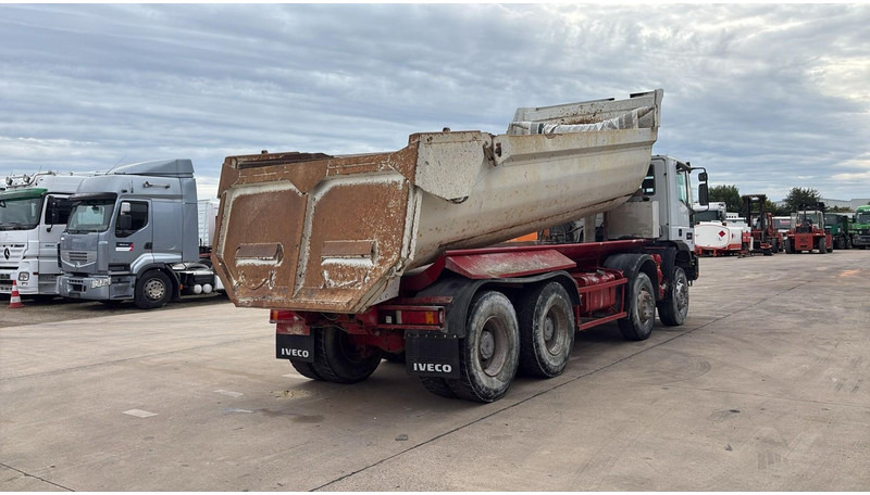 Iveco EUROTRAKKER 320 E 35 (GRAND PONT / LAMES / POMPE MANUELLE / 8X4 / CURSOR 8) - Xe ben: hình 5 Iveco EUROTRAKKER 320 E 35 (GRAND PONT / LAMES / POMPE MANUELLE / 8X4 / CURSOR 8) - Xe ben: hình 5