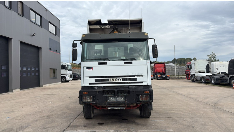 Iveco EUROTRAKKER 320 E 35 (GRAND PONT / LAMES / POMPE MANUELLE / 8X4 / CURSOR 8) - Xe ben: hình 2 Iveco EUROTRAKKER 320 E 35 (GRAND PONT / LAMES / POMPE MANUELLE / 8X4 / CURSOR 8) - Xe ben: hình 2
