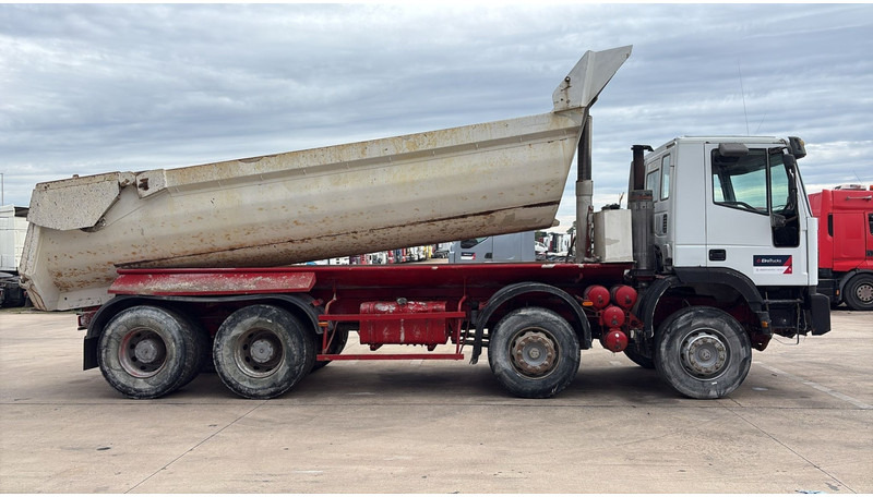Iveco Eurotrakker 260 E32 (GRAND PONT / LAMES / POMPE MANUELLE / 8X4 / CURSOR 8) - Xe ben: hình 4 Iveco Eurotrakker 260 E32 (GRAND PONT / LAMES / POMPE MANUELLE / 8X4 / CURSOR 8) - Xe ben: hình 4
