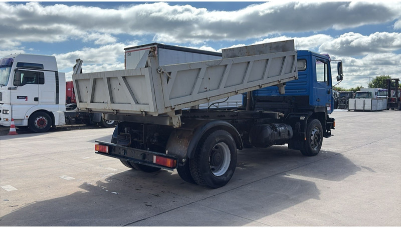 MAN 19.322 (MANUAL PUMP / STEEL SUSP. / LAMES / POMPE MANUELLE / BIG AXLE / GRAND PONT) - Xe ben: hình 5 MAN 19.322 (MANUAL PUMP / STEEL SUSP. / LAMES / POMPE MANUELLE / BIG AXLE / GRAND PONT) - Xe ben: hình 5