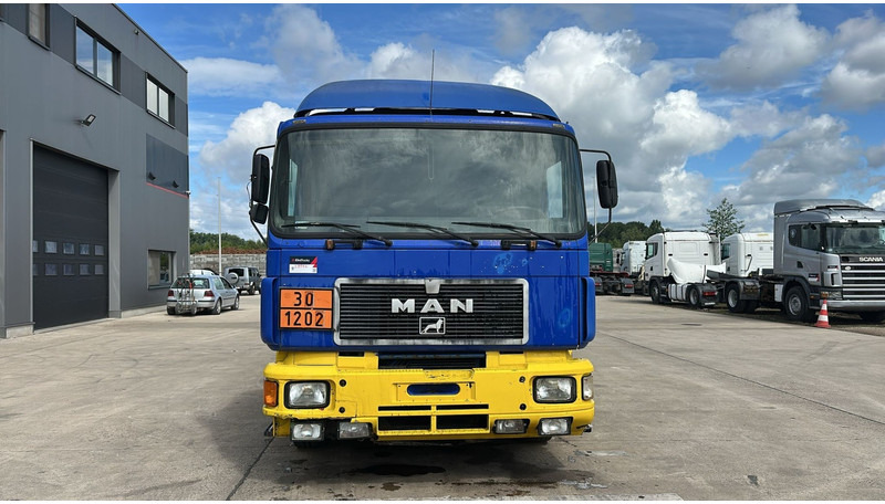MAN 26.402 (18.000 L / 6X2 / 6 CYLINDER / FRONT STEEL / 3 COMPARTIMENTS) - Xe bồn: hình 2 MAN 26.402 (18.000 L / 6X2 / 6 CYLINDER / FRONT STEEL / 3 COMPARTIMENTS) - Xe bồn: hình 2