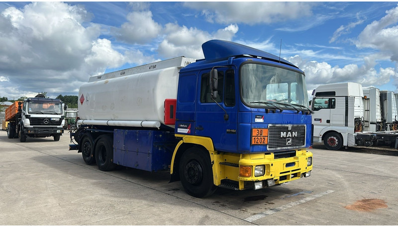 MAN 26.402 (18.000 L / 6X2 / 6 CYLINDER / FRONT STEEL / 3 COMPARTIMENTS) - Xe bồn: hình 3 MAN 26.402 (18.000 L / 6X2 / 6 CYLINDER / FRONT STEEL / 3 COMPARTIMENTS) - Xe bồn: hình 3