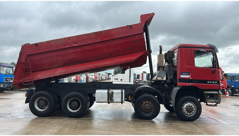 Mercedes-Benz Actros 4143 (BOITE MANUELLE / 8X8 / MANUAL GEARBOX / LAMES / GRAND PONT / BIG AXLE) - Xe ben: hình 4 Mercedes-Benz Actros 4143 (BOITE MANUELLE / 8X8 / MANUAL GEARBOX / LAMES / GRAND PONT / BIG AXLE) - Xe ben: hình 4