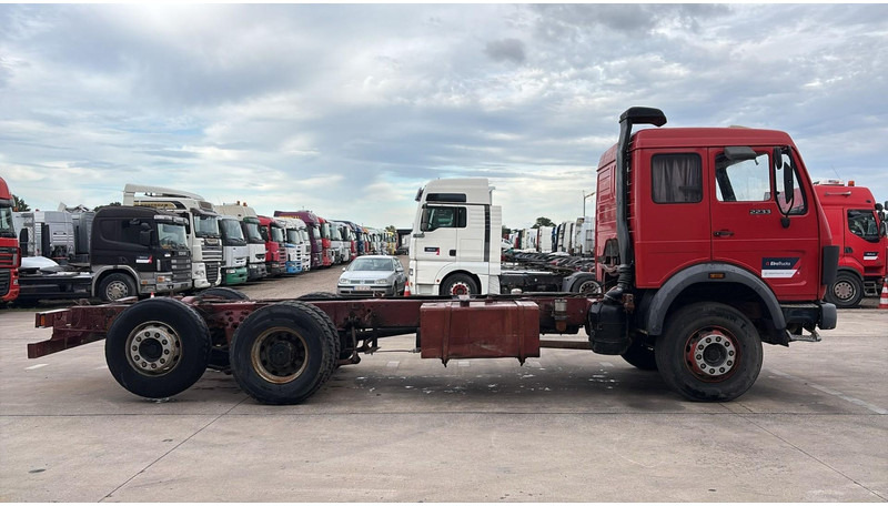 Mercedes-Benz SK 2233 (GRAND PONT / V8 AVEC 2X TURBO / BIG AXLE) - Xe tải khung gầm: hình 3 Mercedes-Benz SK 2233 (GRAND PONT / V8 AVEC 2X TURBO / BIG AXLE) - Xe tải khung gầm: hình 3