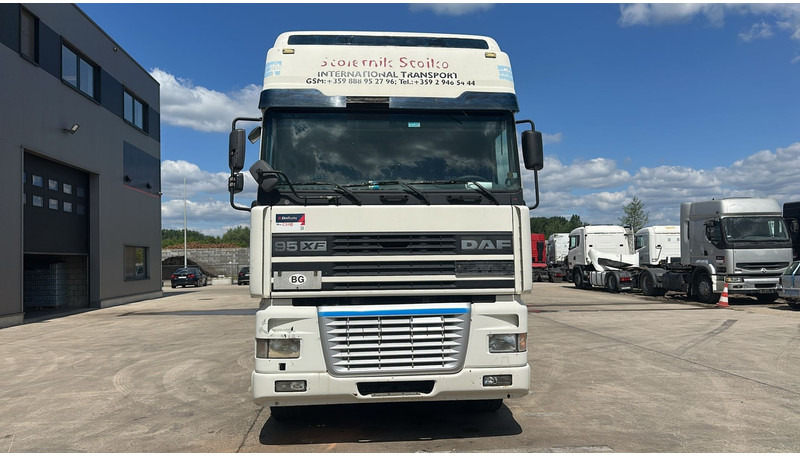 DAF 95 XF 380 (BOITE MANUELLE / EURO 3 / MANUAL GEARBOX / TRES BONNE ETAT) - Xe đầu kéo: hình 2 DAF 95 XF 380 (BOITE MANUELLE / EURO 3 / MANUAL GEARBOX / TRES BONNE ETAT) - Xe đầu kéo: hình 2