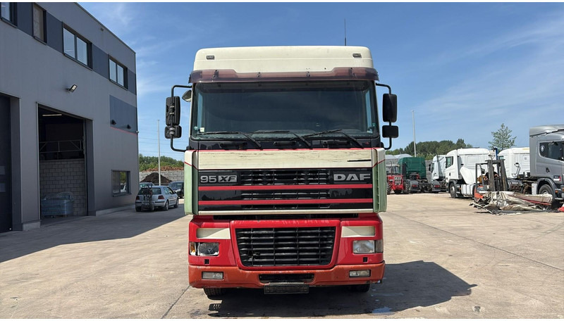 DAF XF 95.430 (EURO 3 / BOITE MANUELLE / MANUAL GEARBOX) - Xe đầu kéo: hình 2 DAF XF 95.430 (EURO 3 / BOITE MANUELLE / MANUAL GEARBOX) - Xe đầu kéo: hình 2