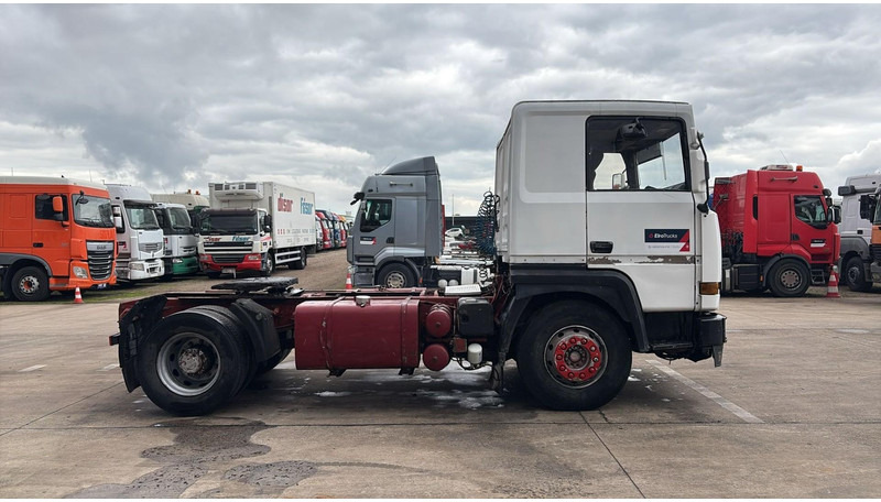Renault R 385 Major (2 CULASSE / LAMES / GRAND PONT / STEEL SUSP. / MANUAL PUMP / POMPE MANUELLE) - Xe đầu kéo: hình 3 Renault R 385 Major (2 CULASSE / LAMES / GRAND PONT / STEEL SUSP. / MANUAL PUMP / POMPE MANUELLE) - Xe đầu kéo: hình 3