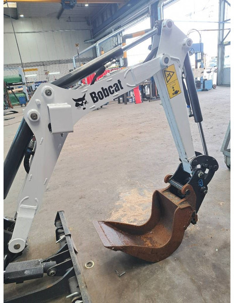 Bobcat E 10z - Máy xúc mini: hình 3 Bobcat E 10z - Máy xúc mini: hình 3