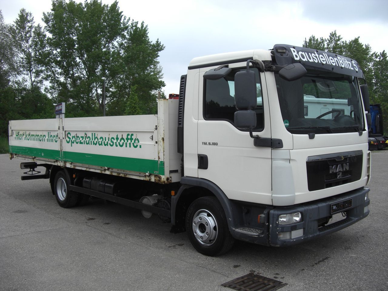 MAN 8180L Baustoffpritsche MAN 8180L Baustoffpritsche - Xe tải nhỏ phẳng: hình 1 MAN 8180L Baustoffpritsche MAN 8180L Baustoffpritsche - Xe tải nhỏ phẳng: hình 1