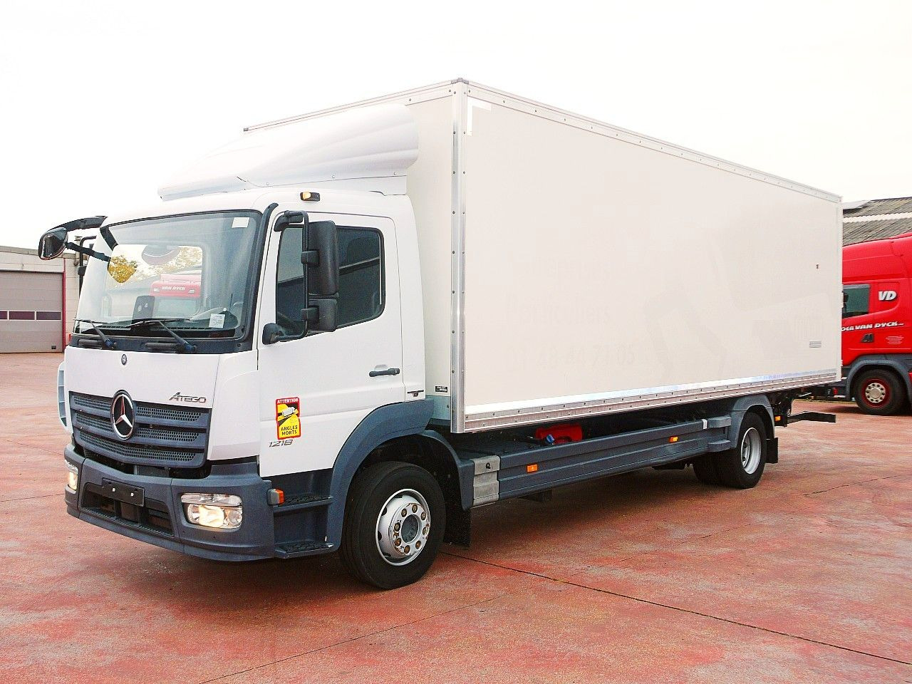 Mercedes-Benz 1218 ATEGO MEUBEL KOFFER A/C 124 Tkm - Xe tải nhỏ thùng kín: hình 4 Mercedes-Benz 1218 ATEGO MEUBEL KOFFER A/C 124 Tkm - Xe tải nhỏ thùng kín: hình 4