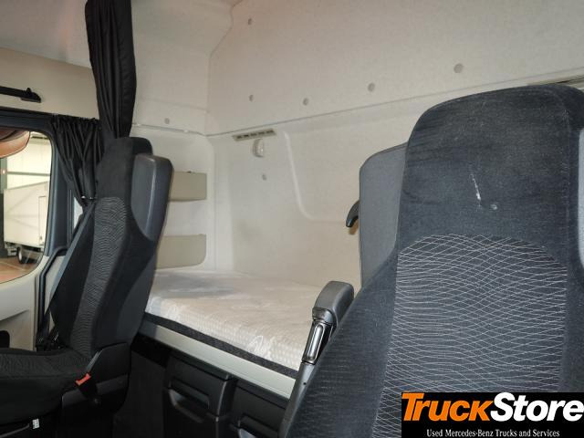 Interior photo 2: Xe đầu kéo Mercedes-Benz Actros 1845 LS nRL