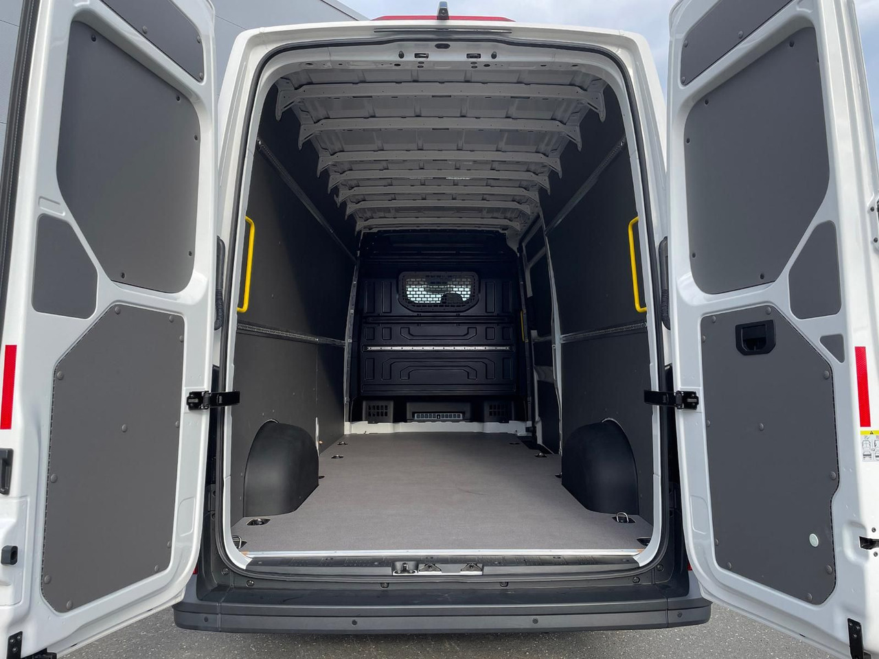 Xe van chở khách Volkswagen Crafter Kasten 35 L4H3 KAMERA KLIMA SITZHZ DAB: hình 30