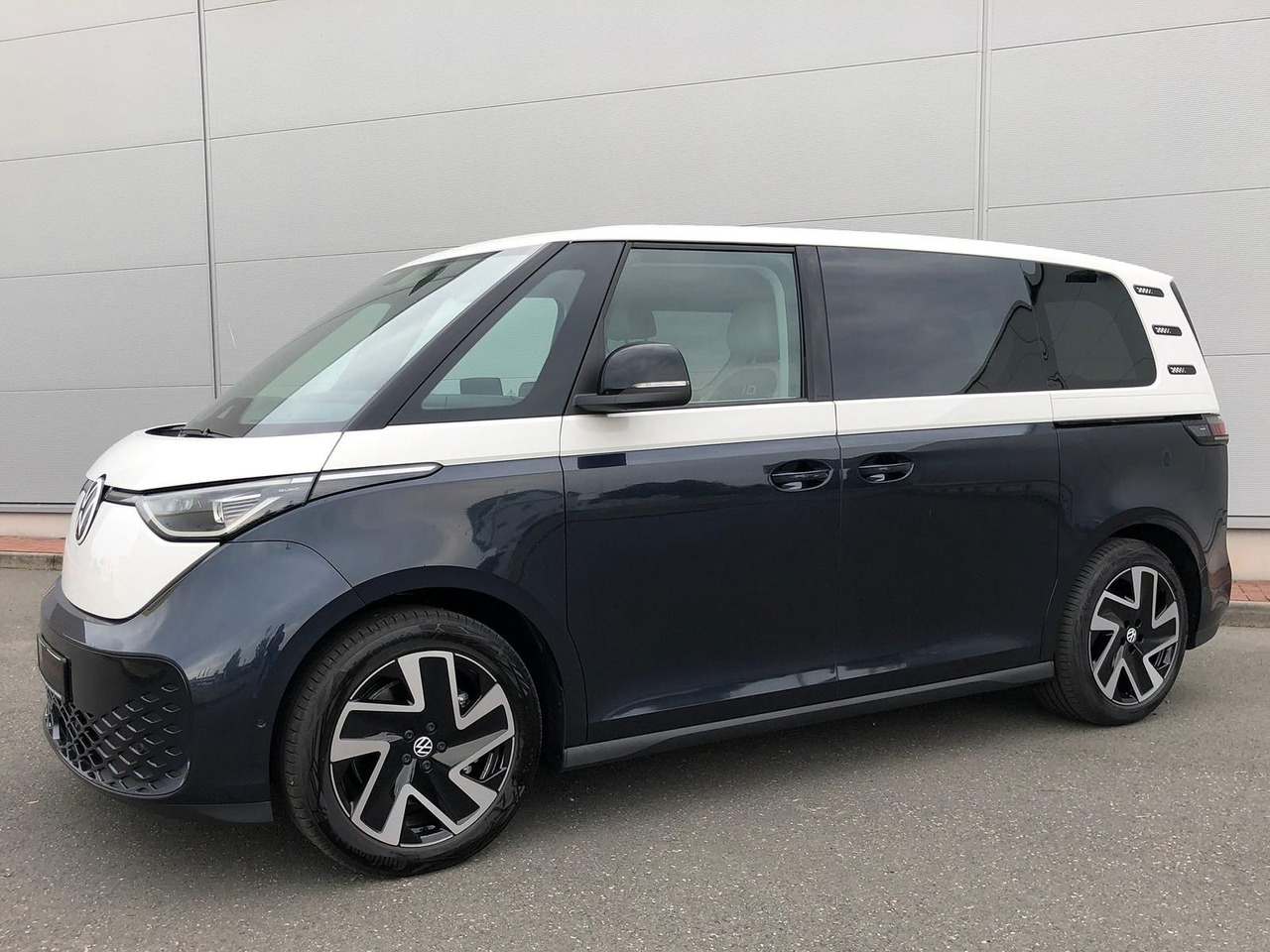 Volkswagen ID. Buzz 150 kW Pro AHK ACC MATRIX LED KEYLESS - Xe van chở khách, Xe van điện: hình 1 Volkswagen ID. Buzz 150 kW Pro AHK ACC MATRIX LED KEYLESS - Xe van chở khách, Xe van điện: hình 1