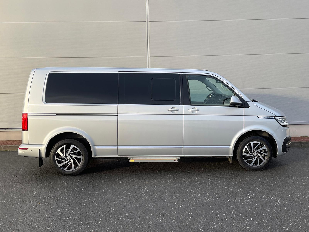 Volkswagen T6.1 Caravelle Comfortl LR 4M NAV el. Trittstufe - Xe van chở khách: hình 5 Volkswagen T6.1 Caravelle Comfortl LR 4M NAV el. Trittstufe - Xe van chở khách: hình 5