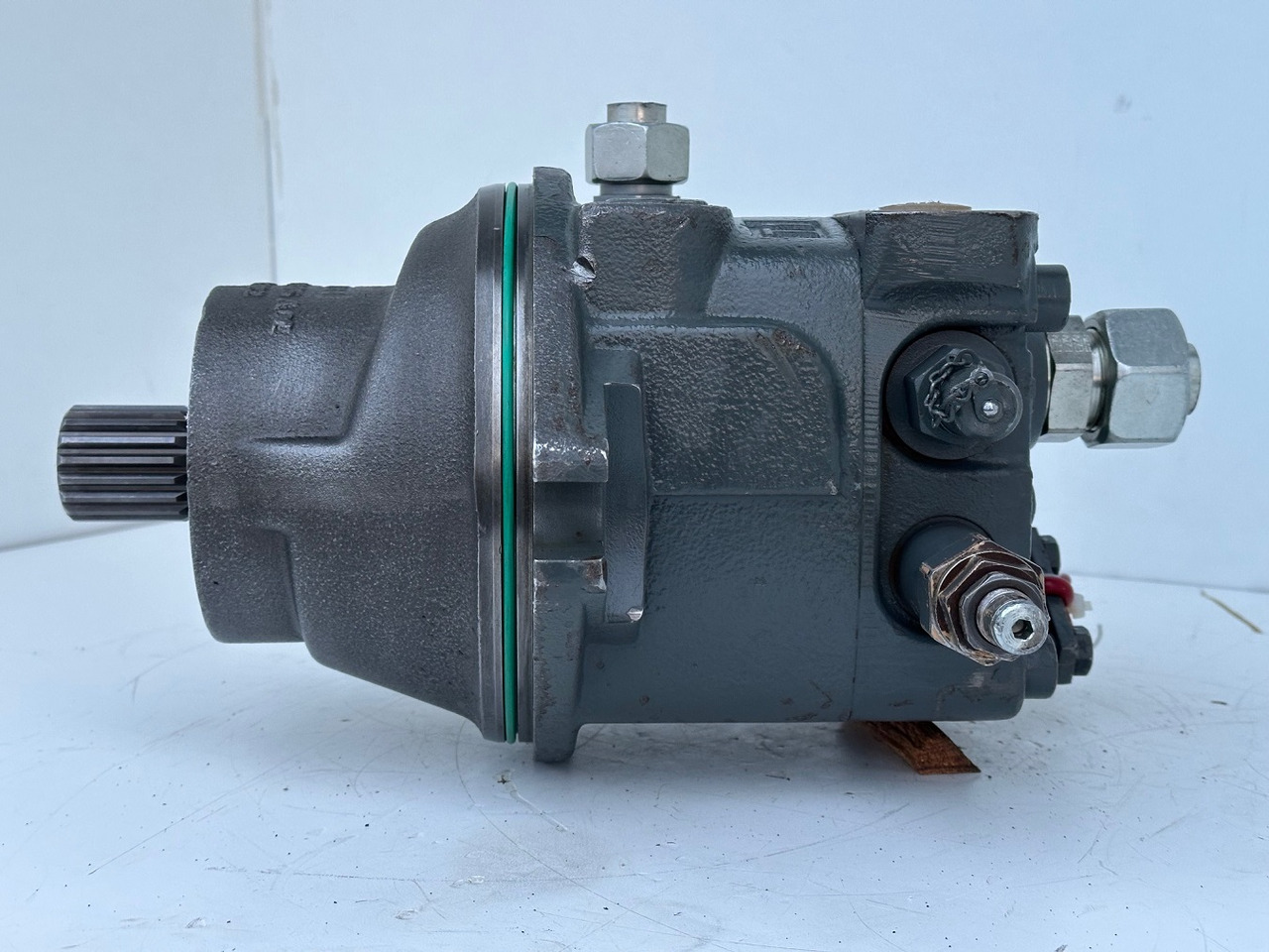 Liebherr Hydraulikeinbaumotor Typ:FMF090. ID-Nr.10139164 - ID-Nr.11371743. R946 LC, R946 LC-V, R946 NLC, R946 S-HD, R950 LC-V, R950 S-HD, R950. #11371743.11929# - Mô tơ quay toa cho Máy xúc: hình 3 Liebherr Hydraulikeinbaumotor Typ:FMF090. ID-Nr.10139164 - ID-Nr.11371743. R946 LC, R946 LC-V, R946 NLC, R946 S-HD, R950 LC-V, R950 S-HD, R950. #11371743.11929# - Mô tơ quay toa cho Máy xúc: hình 3