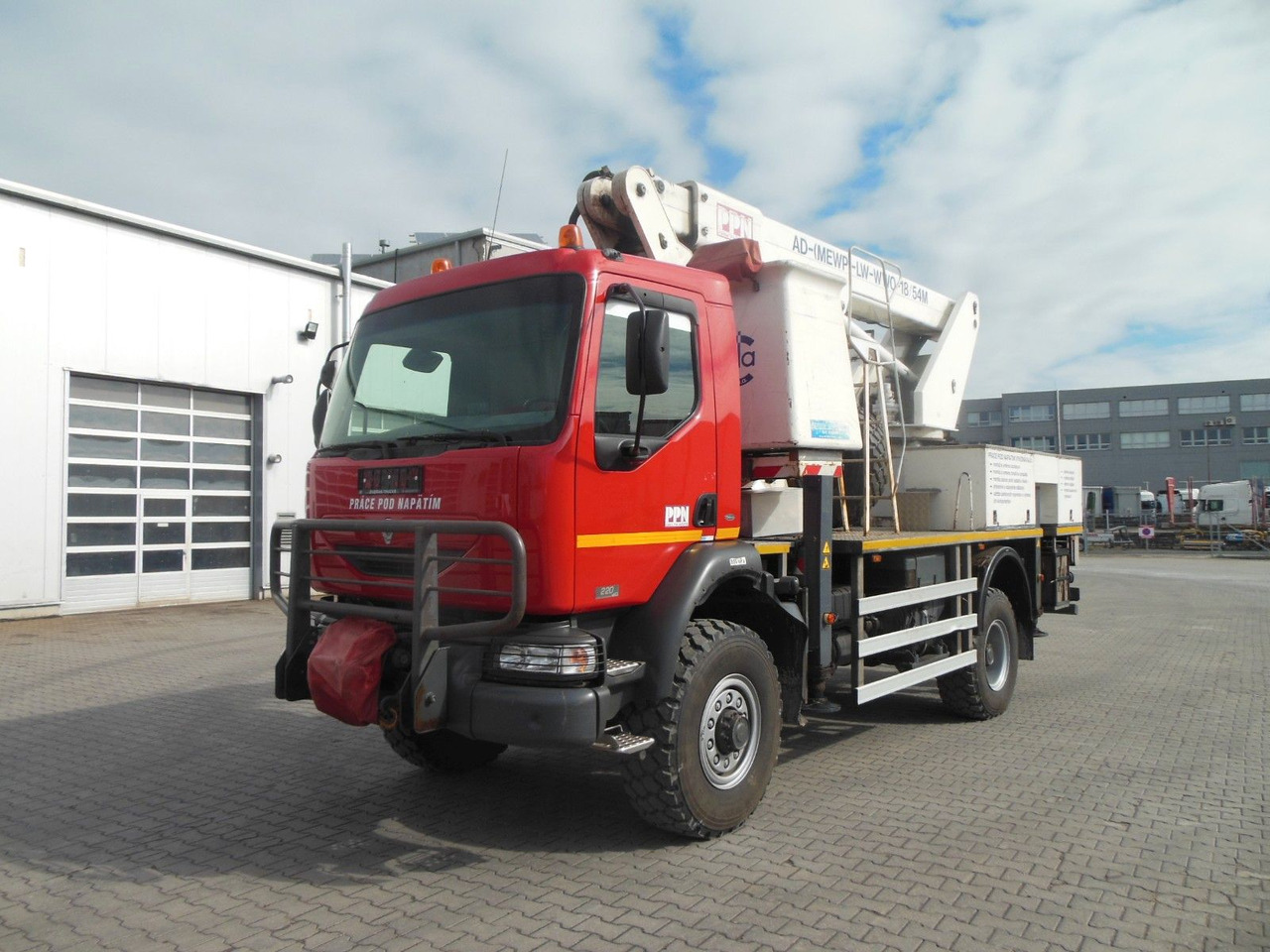 Renault MIDLUM 220.14,4X4,HUBARBEITBÜHNE 16,5M, ISOLIERT - Nền bục trên không gắn trên xe tải: hình 1 Renault MIDLUM 220.14,4X4,HUBARBEITBÜHNE 16,5M, ISOLIERT - Nền bục trên không gắn trên xe tải: hình 1