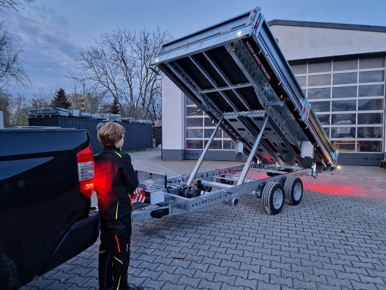 Brian James Trailer CarGO Tipper 400x200x30cm elektro Pendelklappe blackline LED 3500kg Tandem - Rơ moóc ben: hình 2 Brian James Trailer CarGO Tipper 400x200x30cm elektro Pendelklappe blackline LED 3500kg Tandem - Rơ moóc ben: hình 2