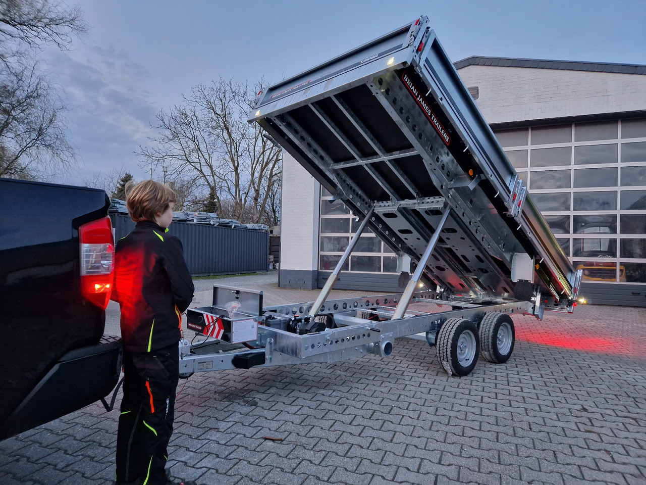 Brian James Trailer CarGO Tipper 400x200x30cm elektro Pendelklappe blackline LED 3500kg Tandem - Rơ moóc ben: hình 1 Brian James Trailer CarGO Tipper 400x200x30cm elektro Pendelklappe blackline LED 3500kg Tandem - Rơ moóc ben: hình 1