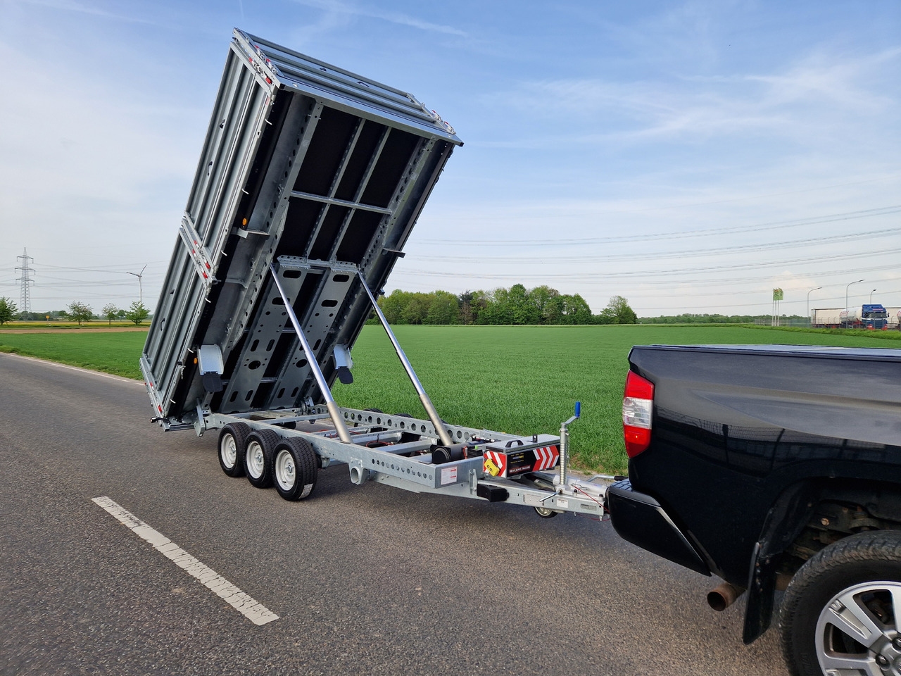 Brian James Trailer Tipper 526-4020 400x200x100cm Aufsatz elek. blackline LED Tridem 3500kg Aktion - Rơ moóc ben: hình 4 Brian James Trailer Tipper 526-4020 400x200x100cm Aufsatz elek. blackline LED Tridem 3500kg Aktion - Rơ moóc ben: hình 4