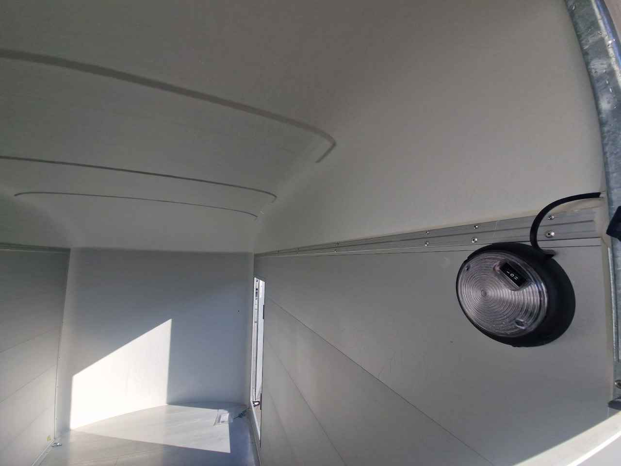 Rơ moóc hộp kín Cargo Roadster 400 312x164x184cm Alu Poly weiß Seitentür Pullman 100km/H 1300kg: hình 7 Rơ moóc hộp kín Cargo Roadster 400 312x164x184cm Alu Poly weiß Seitentür Pullman 100km/H 1300kg: hình 7