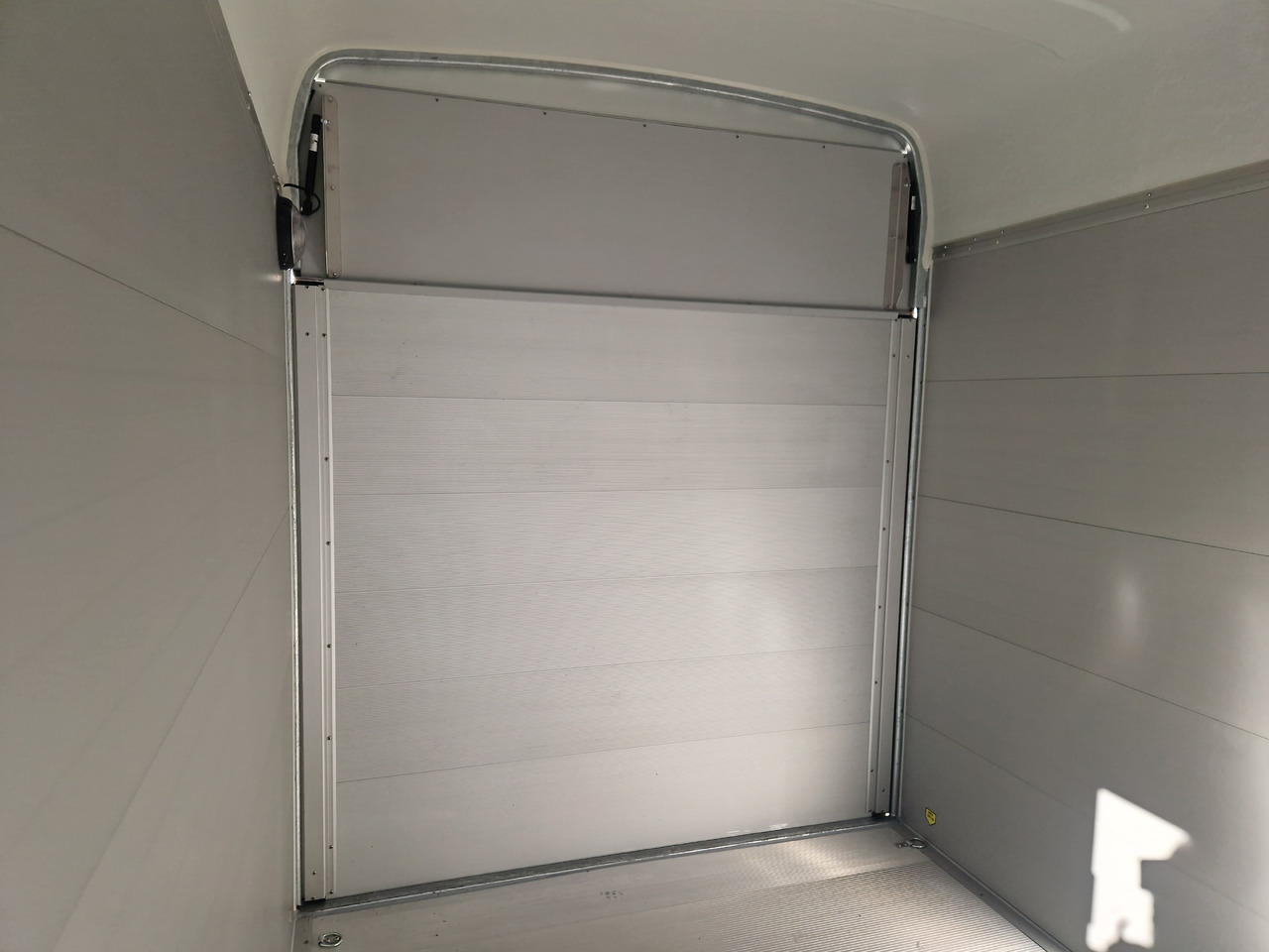 Rơ moóc hộp kín Cargo Roadster 400 312x164x184cm Alu Poly weiß Seitentür Pullman 100km/H 1300kg: hình 8 Rơ moóc hộp kín Cargo Roadster 400 312x164x184cm Alu Poly weiß Seitentür Pullman 100km/H 1300kg: hình 8