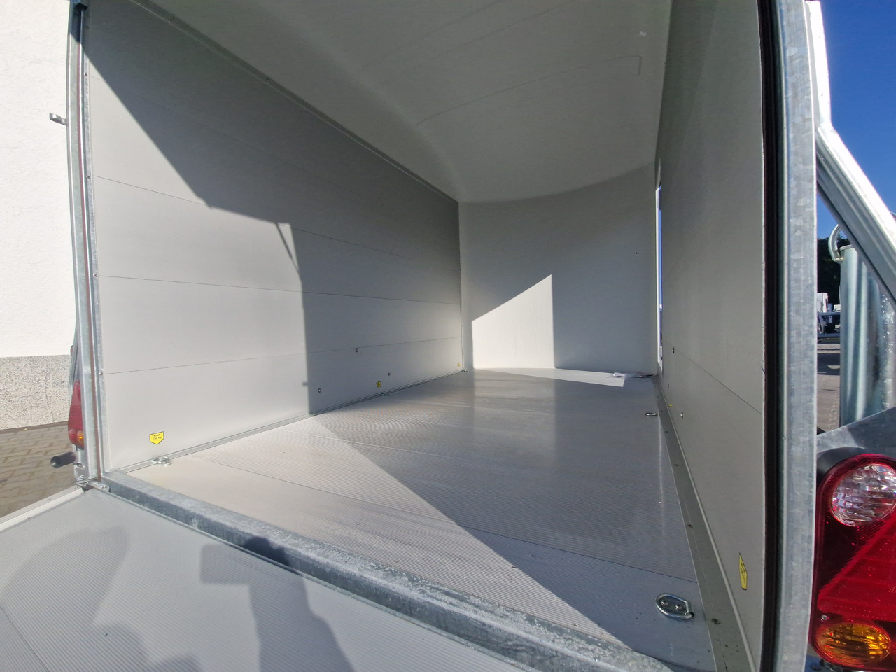 Rơ moóc hộp kín Cargo Roadster 400 312x164x184cm Alu Poly weiß Seitentür Pullman 100km/H 1300kg: hình 10 Rơ moóc hộp kín Cargo Roadster 400 312x164x184cm Alu Poly weiß Seitentür Pullman 100km/H 1300kg: hình 10