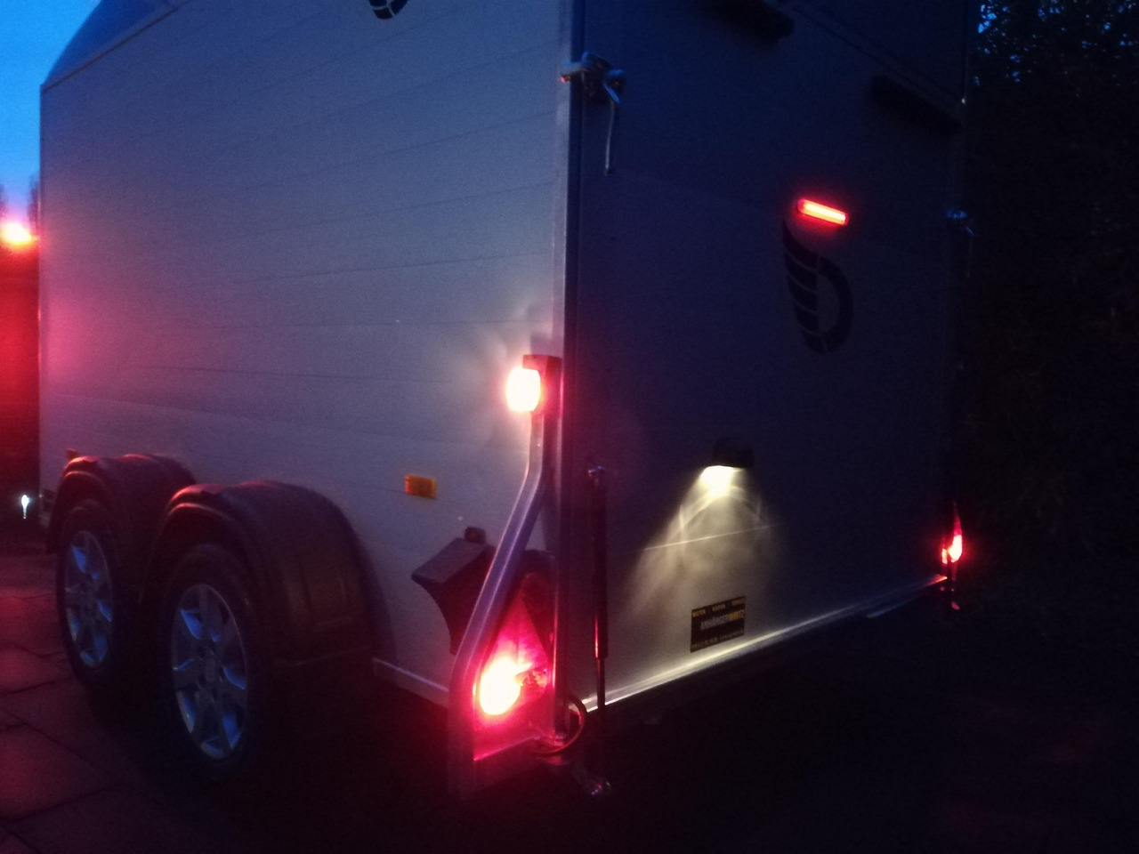 Cargo Roadster 500 312x167x199cm Alu Poly black Seitentür 100km/H Pullman 2000kg Sommer Aktion 2025 - Rơ moóc hộp kín: hình 3 Cargo Roadster 500 312x167x199cm Alu Poly black Seitentür 100km/H Pullman 2000kg Sommer Aktion 2025 - Rơ moóc hộp kín: hình 3