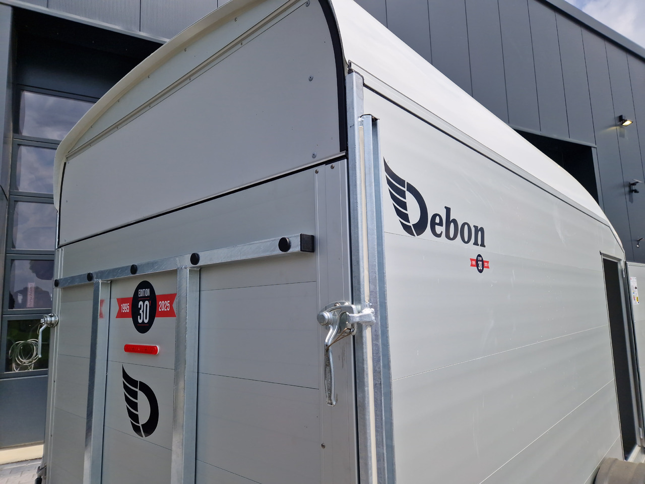 Cargo Roadster 700 plus 375x180x200cm Alu Poly weiß Seitentür Pullman 100km/H 2600kg Modell 2025 - Rơ moóc xe hơi: hình 3 Cargo Roadster 700 plus 375x180x200cm Alu Poly weiß Seitentür Pullman 100km/H 2600kg Modell 2025 - Rơ moóc xe hơi: hình 3