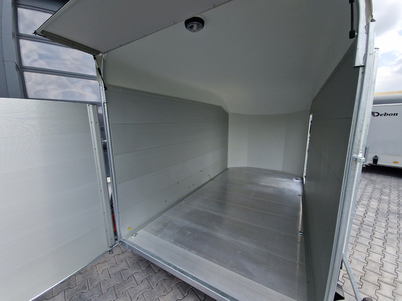 Cargo Roadster 700 plus 375x180x200cm Alu Poly weiß Seitentür Pullman 100km/H 2600kg Modell 2025 - Rơ moóc xe hơi: hình 5 Cargo Roadster 700 plus 375x180x200cm Alu Poly weiß Seitentür Pullman 100km/H 2600kg Modell 2025 - Rơ moóc xe hơi: hình 5