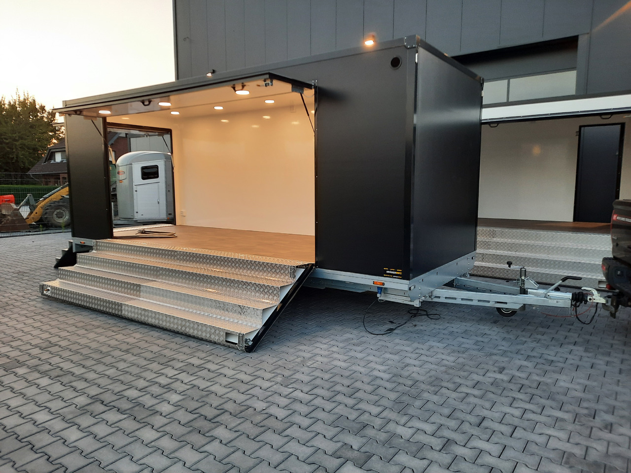 Event Trailer Bühne Schowroom 610x220x220cm black Tür 2 fach Treppenzugang 13" 2700kg - Rơ moóc bán hàng: hình 2 Event Trailer Bühne Schowroom 610x220x220cm black Tür 2 fach Treppenzugang 13" 2700kg - Rơ moóc bán hàng: hình 2