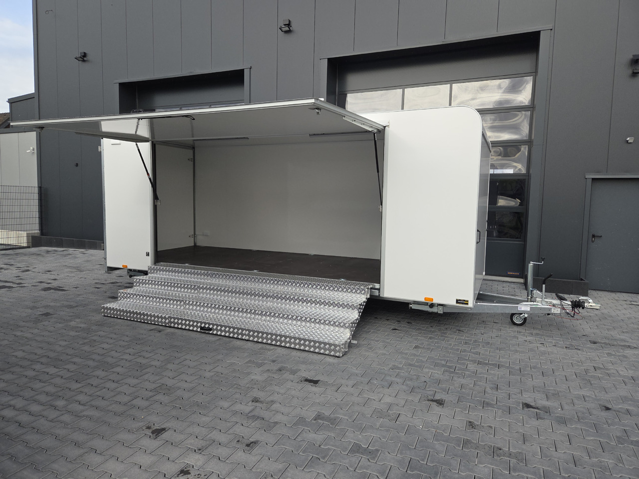 Event Trailer Koffer TWSP M 600T.01 600x230x210 Seitenklappe Treppe Hecktüren 230V 3000kg - Rơ moóc bán hàng: hình 1 Event Trailer Koffer TWSP M 600T.01 600x230x210 Seitenklappe Treppe Hecktüren 230V 3000kg - Rơ moóc bán hàng: hình 1