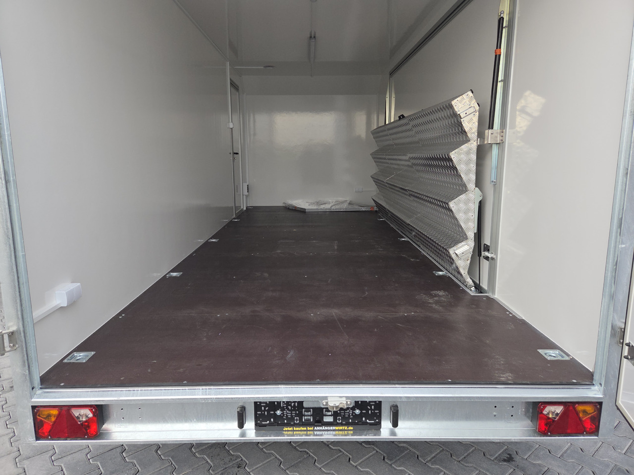 Event Trailer Koffer TWSP M 600T.01 600x230x210 Seitenklappe Treppe Hecktüren 230V 3000kg - Rơ moóc bán hàng: hình 5 Event Trailer Koffer TWSP M 600T.01 600x230x210 Seitenklappe Treppe Hecktüren 230V 3000kg - Rơ moóc bán hàng: hình 5