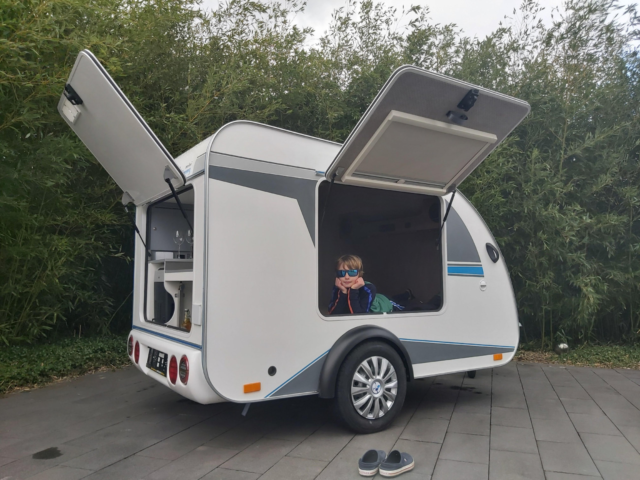 Mini Camper Mini Tommy TMC25 252x140x121cm aero V1 Küche 12V/230V 100km/H 750kg gebremst Modell 24 - Rơ moóc kiểu caravan: hình 2 Mini Camper Mini Tommy TMC25 252x140x121cm aero V1 Küche 12V/230V 100km/H 750kg gebremst Modell 24 - Rơ moóc kiểu caravan: hình 2