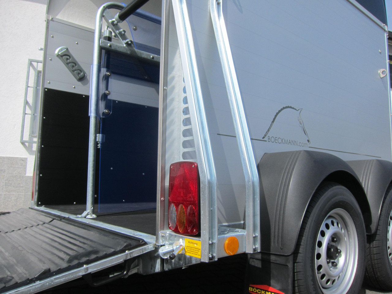 Pferdeanhänger Böckmann Champion C 2400kg Heckflügeltür blackline CFF+ 100 km/H 2400kg Abverkauf - Rơ moóc chở ngựa: hình 3 Pferdeanhänger Böckmann Champion C 2400kg Heckflügeltür blackline CFF+ 100 km/H 2400kg Abverkauf - Rơ moóc chở ngựa: hình 3