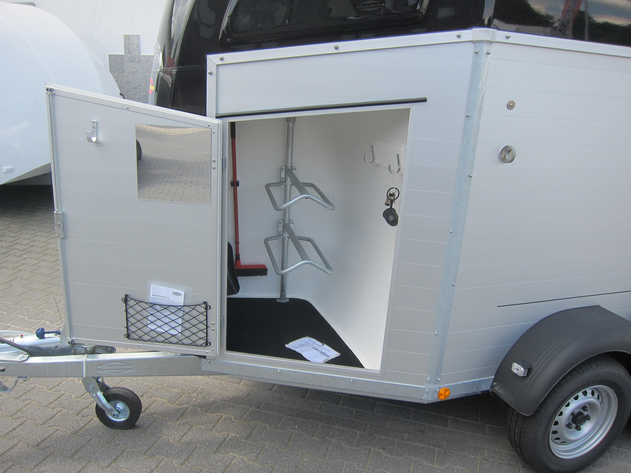 Pferdeanhänger Böckmann Champion R 165 Western Sattelkammer blackline 2400kg CFF 100 km/H Modell 22 - Rơ moóc chở ngựa: hình 4 Pferdeanhänger Böckmann Champion R 165 Western Sattelkammer blackline 2400kg CFF 100 km/H Modell 22 - Rơ moóc chở ngựa: hình 4