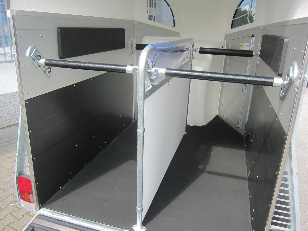 Pferdeanhänger Böckmann Champion R 165 Western Sattelkammer blackline 2400kg CFF 100 km/H Modell 22 - Rơ moóc chở ngựa: hình 5 Pferdeanhänger Böckmann Champion R 165 Western Sattelkammer blackline 2400kg CFF 100 km/H Modell 22 - Rơ moóc chở ngựa: hình 5