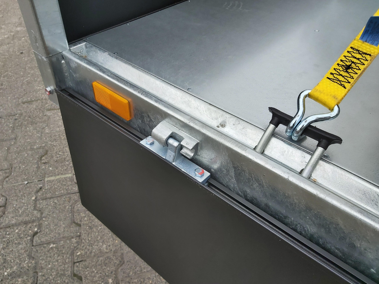 Rơ moóc ben Saris Kipper K1 356 184 3500 2 E 356x184x35cm black Elektro&Not 13" (L) 3500kg preorder 2024: hình 9 Rơ moóc ben Saris Kipper K1 356 184 3500 2 E 356x184x35cm black Elektro&Not 13" (L) 3500kg preorder 2024: hình 9