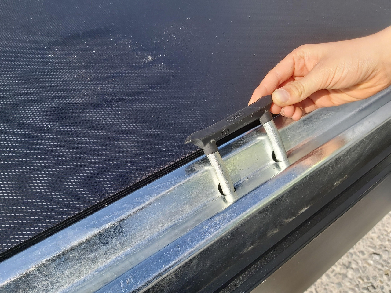 Saris PL 256 150 1500 1 256x150x30cm black Edition LED Beleuchtung 13" 1500kg Online - Rơ moóc thùng lửng/ Phẳng: hình 2 Saris PL 256 150 1500 1 256x150x30cm black Edition LED Beleuchtung 13" 1500kg Online - Rơ moóc thùng lửng/ Phẳng: hình 2