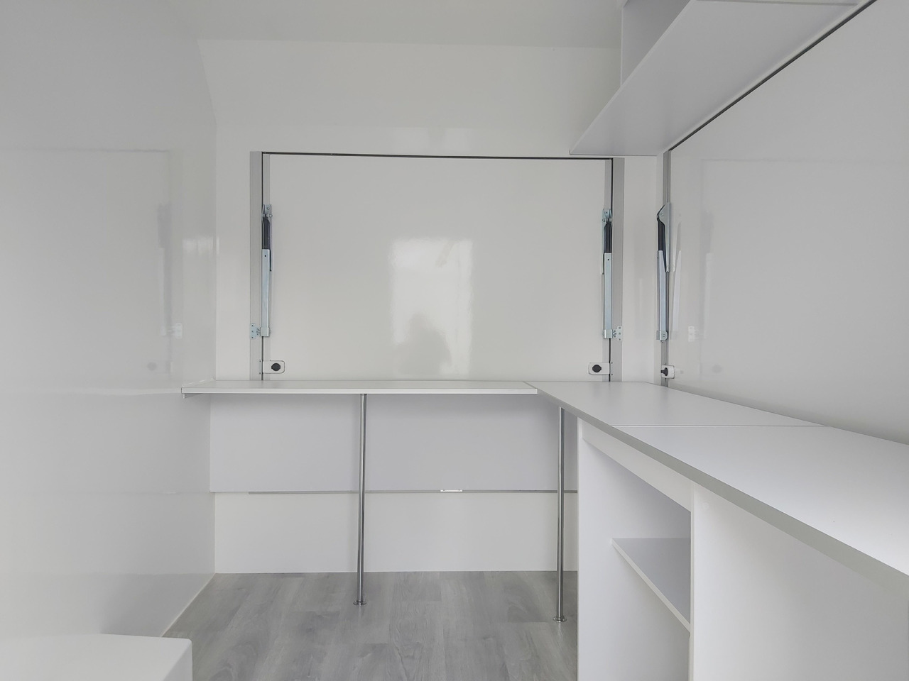 Verkaufsanhänger VK 302 200 aero retro 300cm 2 Verkaufsklappen Multi Theke 230V PVC Boden (M) 1300kg - Rơ moóc bán hàng: hình 5 Verkaufsanhänger VK 302 200 aero retro 300cm 2 Verkaufsklappen Multi Theke 230V PVC Boden (M) 1300kg - Rơ moóc bán hàng: hình 5