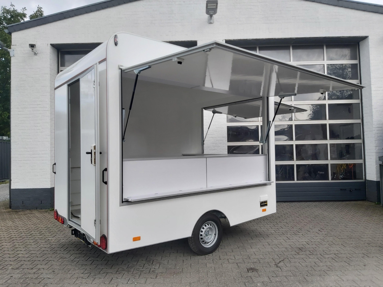 Verkaufsanhänger VK 302 200 aero retro 300cm 2 Verkaufsklappen Multi Theke 230V PVC Boden (M) 1300kg - Rơ moóc bán hàng: hình 4 Verkaufsanhänger VK 302 200 aero retro 300cm 2 Verkaufsklappen Multi Theke 230V PVC Boden (M) 1300kg - Rơ moóc bán hàng: hình 4