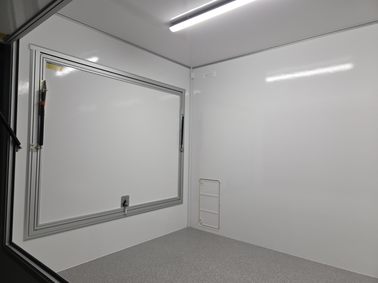 Verkaufsanhänger VKH 623 220 aero retro 620x220x230cm 230V Licht 3000kg - Rơ moóc bán hàng: hình 5 Verkaufsanhänger VKH 623 220 aero retro 620x220x230cm 230V Licht 3000kg - Rơ moóc bán hàng: hình 5