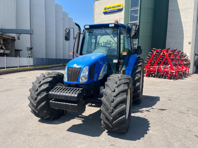 New Holland TL 100 A - Máy cày: hình 1 New Holland TL 100 A - Máy cày: hình 1