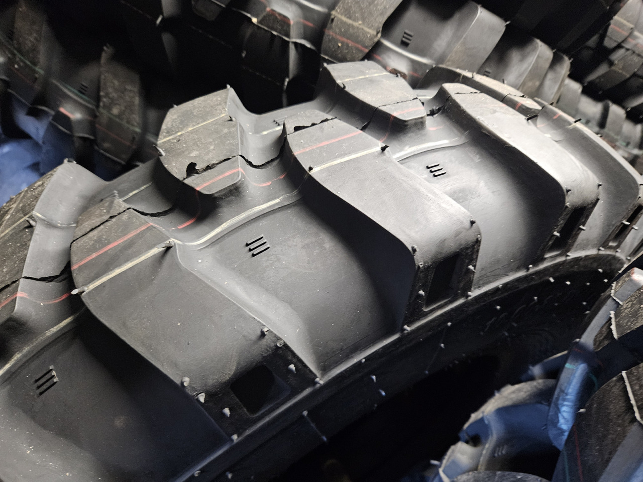 Armour TI300 10.00-20 - Lốp cho Máy xúc bánh lốp: hình 5 Armour TI300 10.00-20 - Lốp cho Máy xúc bánh lốp: hình 5