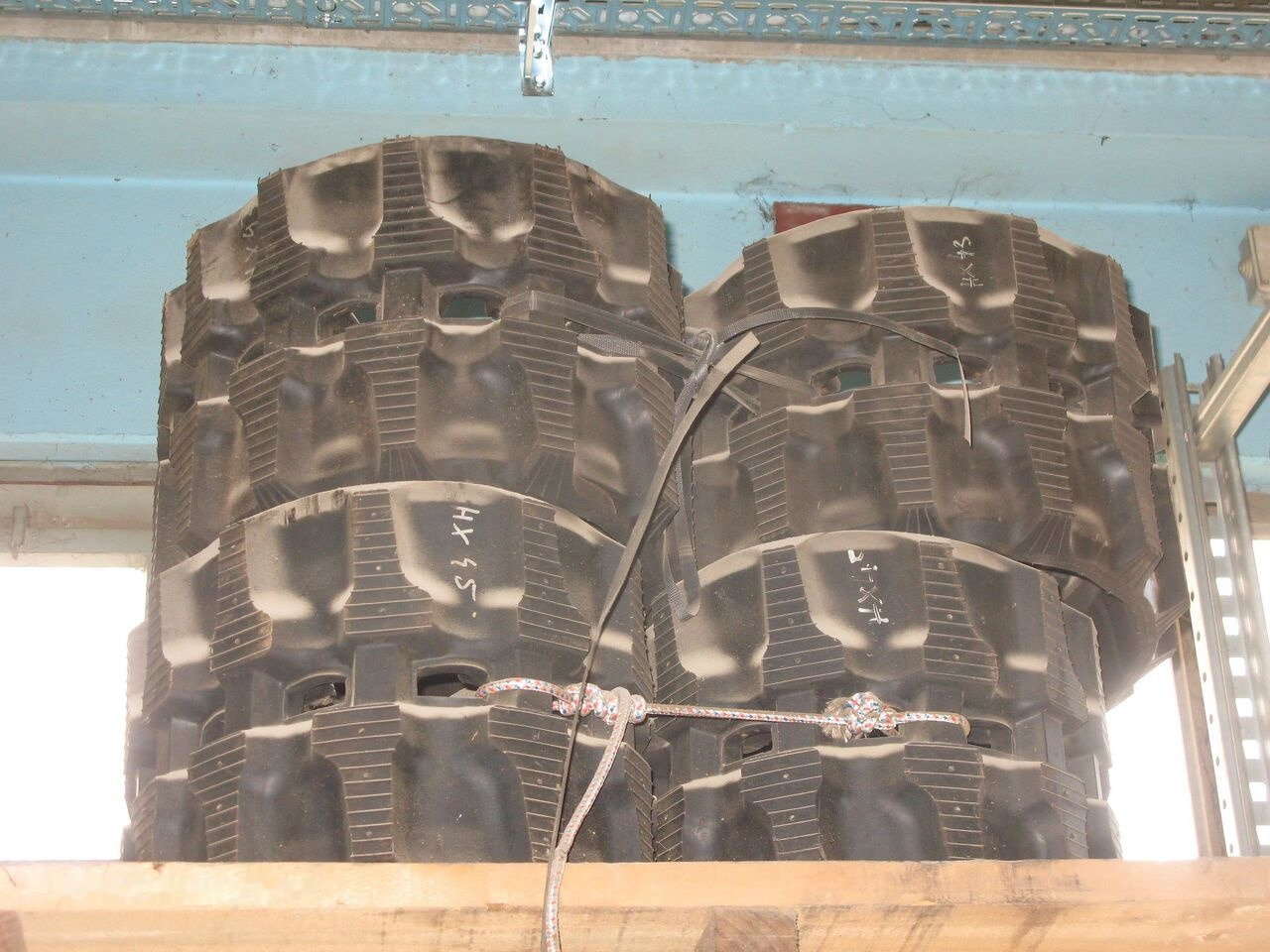 TAERYUK HX320X100X45 - Bánh lăn cho Máy xúc: hình 1 TAERYUK HX320X100X45 - Bánh lăn cho Máy xúc: hình 1