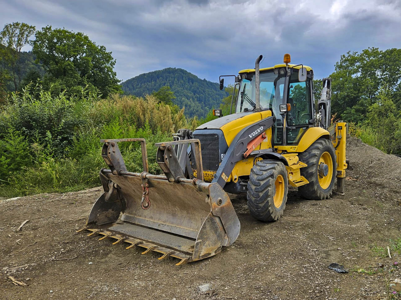 VOLVO BL71 - Máy xúc trước múc sau: hình 1 VOLVO BL71 - Máy xúc trước múc sau: hình 1