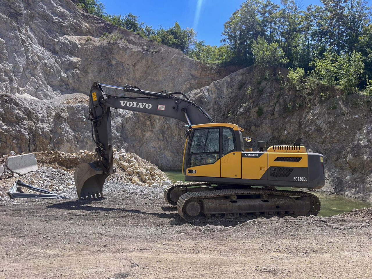 VOLVO EC220D - Máy xúc bánh xích: hình 1 VOLVO EC220D - Máy xúc bánh xích: hình 1