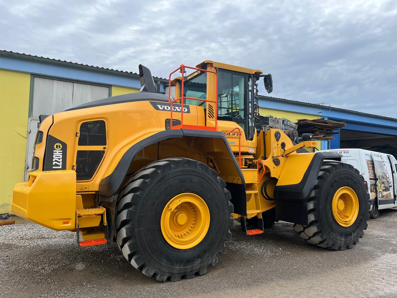 Volvo L220H - Máy xúc lật bánh lốp: hình 1 Volvo L220H - Máy xúc lật bánh lốp: hình 1
