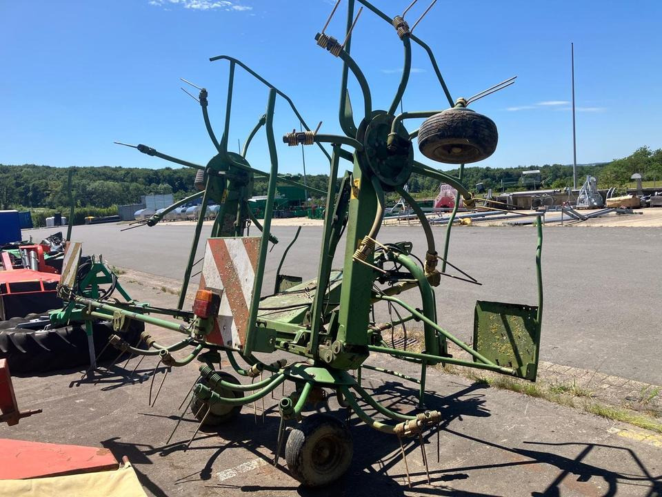 Krone KW 5.50 Wender, Heuer, Zetter hydr. Grenzstreueinrichtung - Dàn trải/ Cào: hình 3 Krone KW 5.50 Wender, Heuer, Zetter hydr. Grenzstreueinrichtung - Dàn trải/ Cào: hình 3